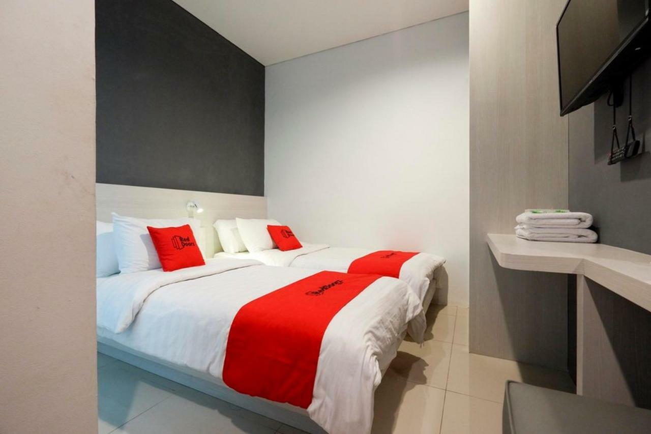 Reddoorz Plus Near Ciputra Mall Simpang Lima Semarang Esterno foto